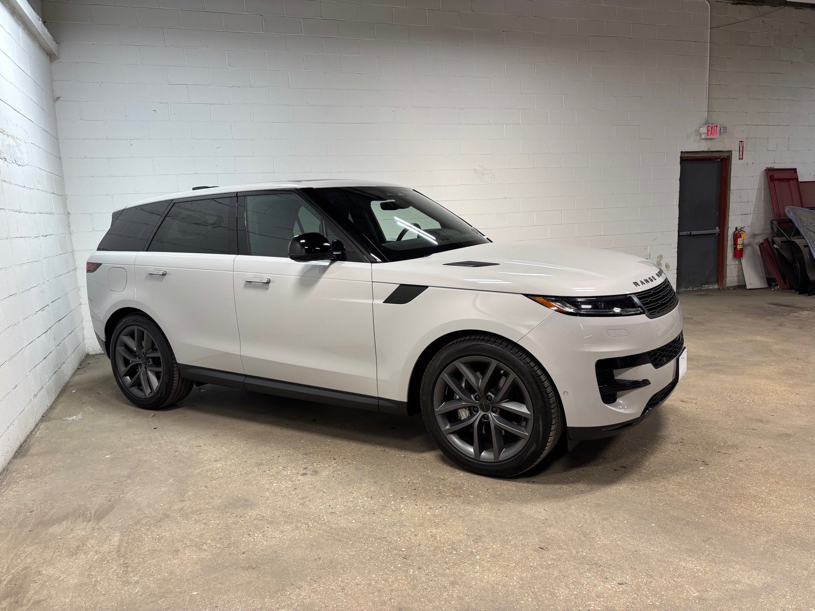 Used 2026 Land Rover Range Rover Sport SE AWD/4WD image 5