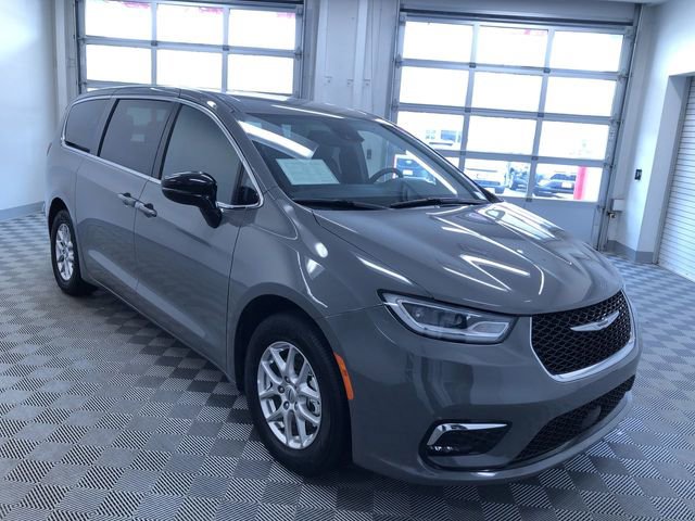 Used 2025 Chrysler Pacifica Select FWD image 34