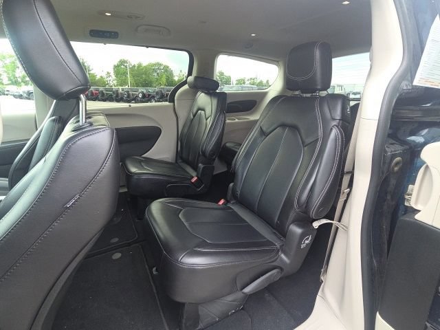 Used 2023 Chrysler Pacifica Touring-L FWD image 19
