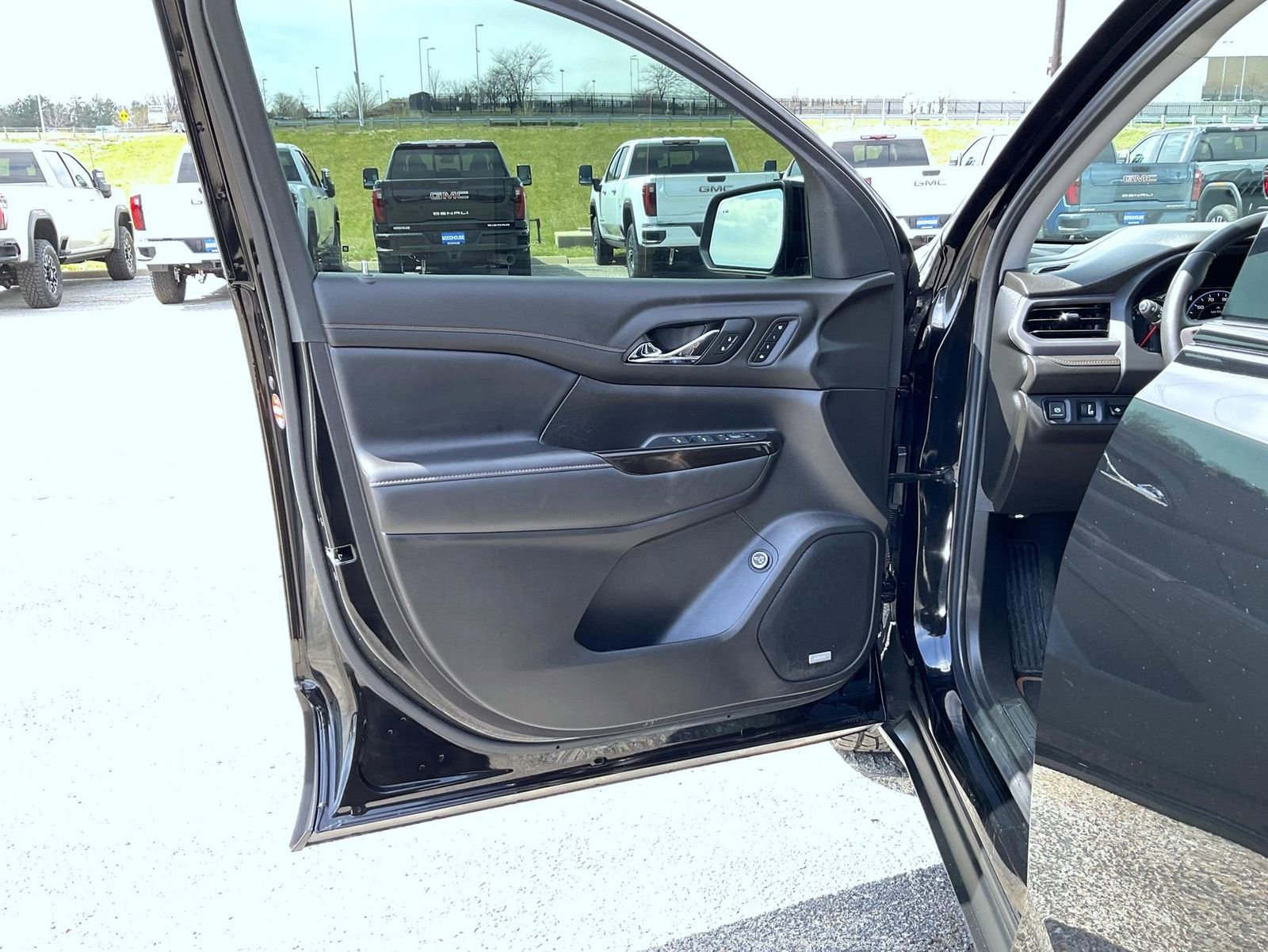 Used 2022 GMC Acadia AT4 w/ Technology Package image 9