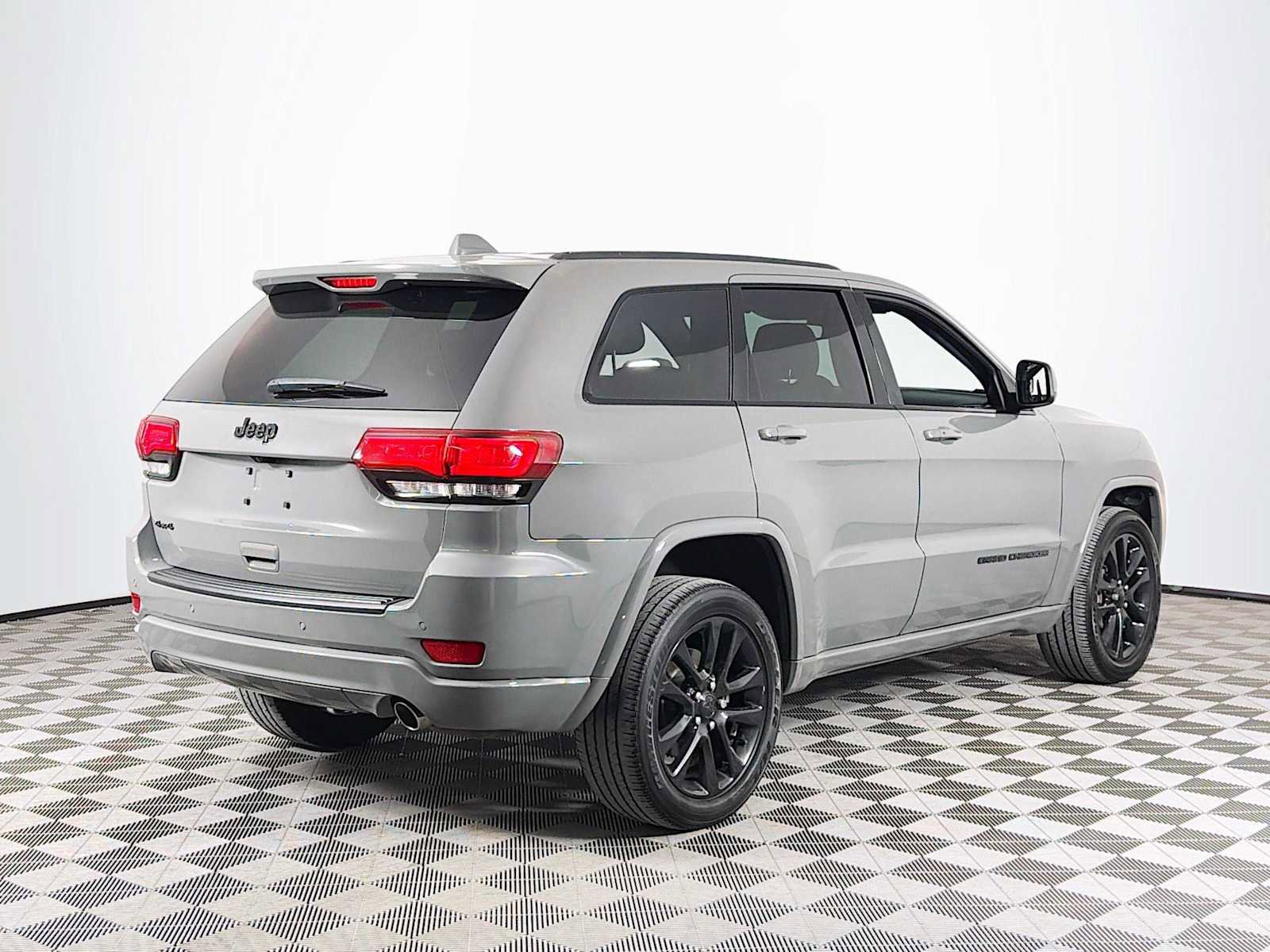 Used 2020 Jeep Grand Cherokee Altitude image 5