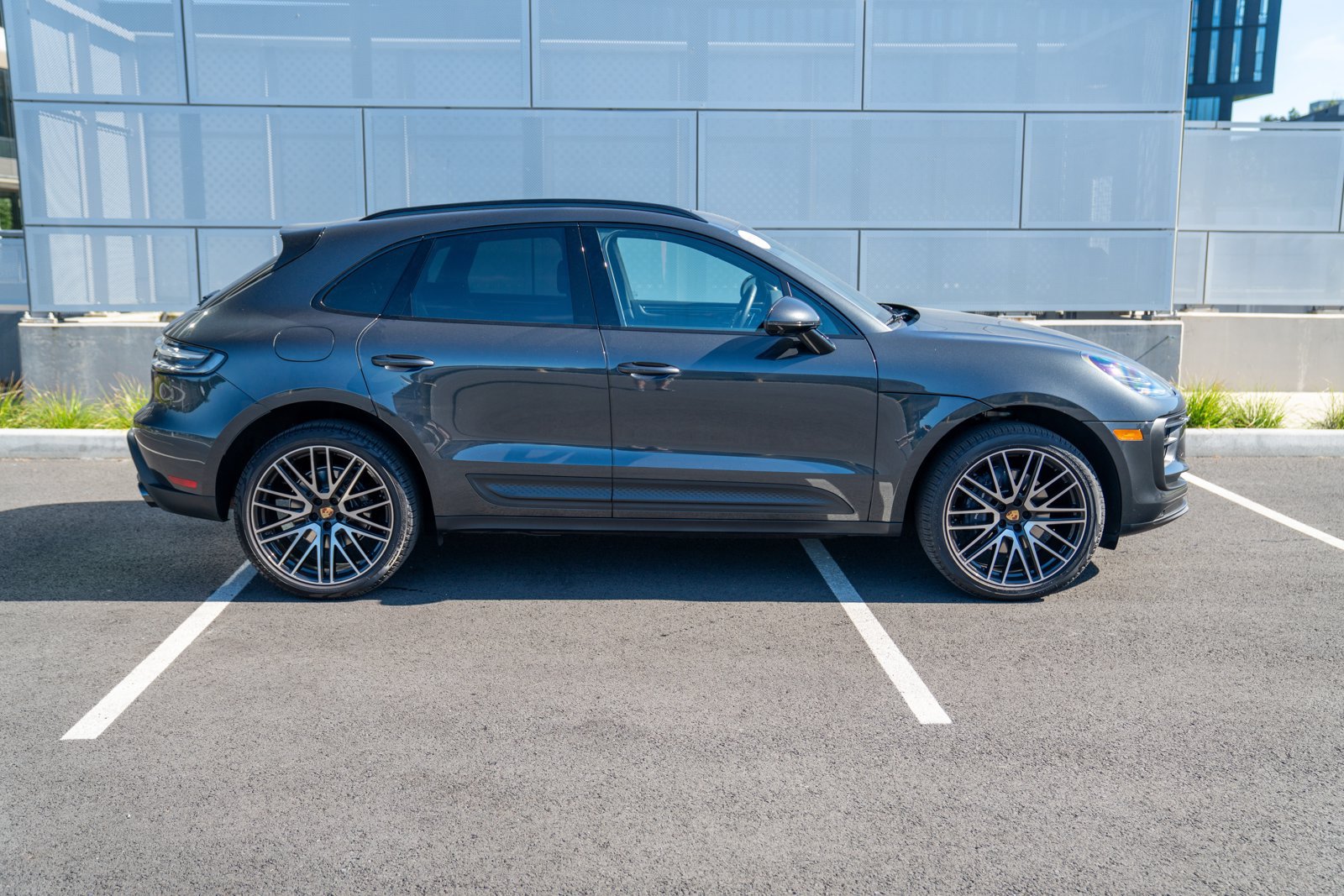 Certified 2026 Porsche Macan AWD/4WD image 8