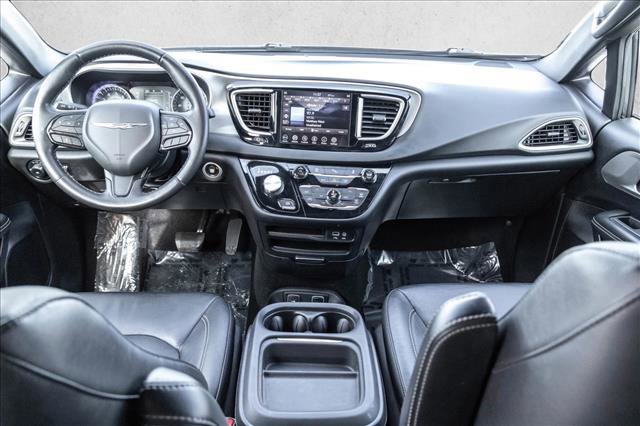Used 2020 Chrysler Pacifica Touring-L image 18
