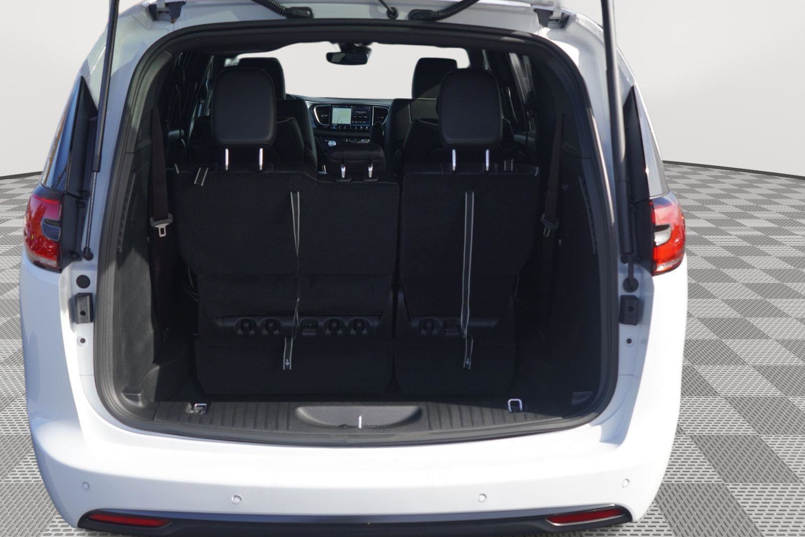 New 2026 Chrysler Pacifica Limited w/ S Appearance Package image 6