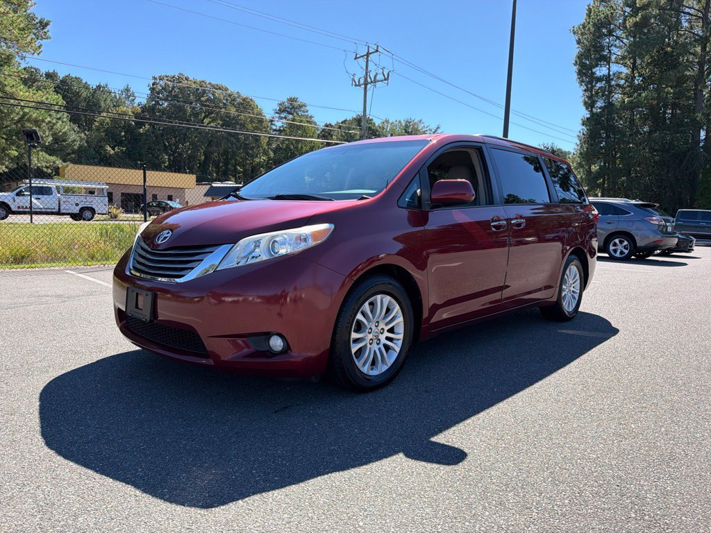Used 2017 Toyota Sienna XLE FWD image 2