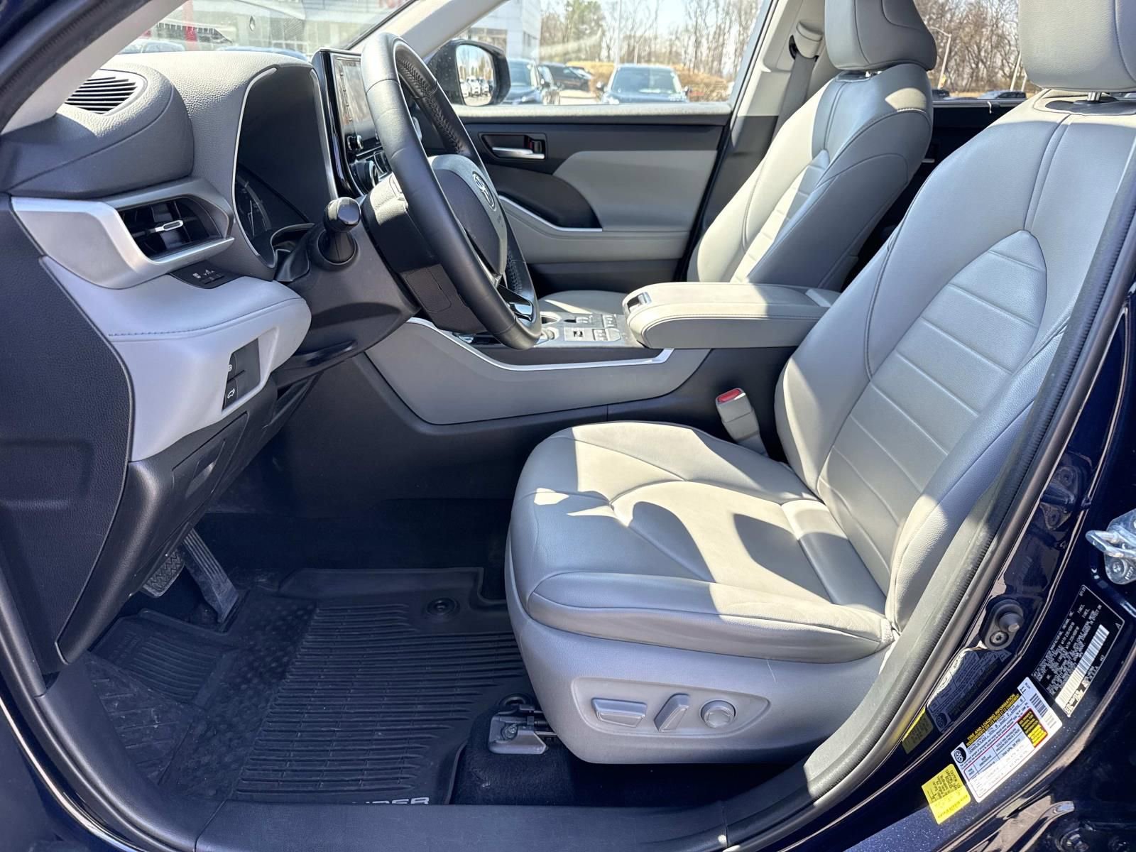 Used 2020 Toyota Highlander XLE AWD/4WD image 29