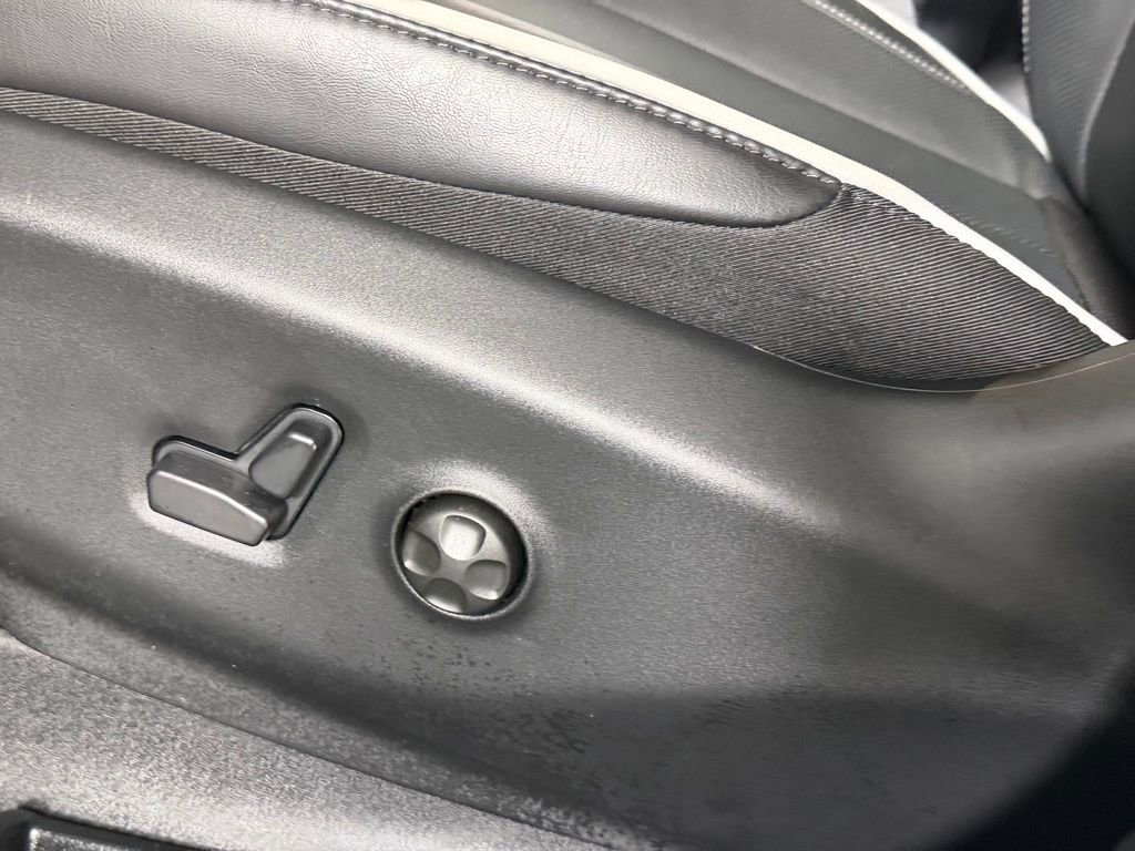 Used 2026 Chrysler Pacifica Limited FWD image 22