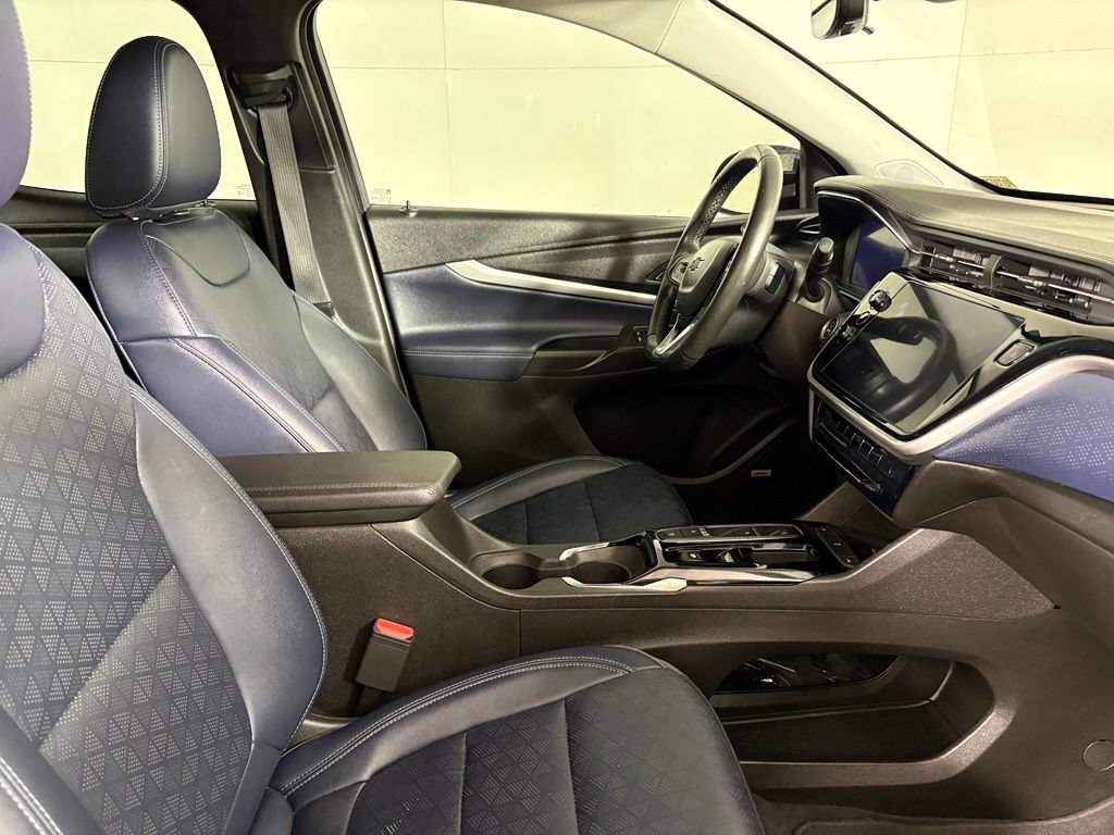 Used 2022 Chevrolet Bolt EUV Premier w/ Sun & Sound Package FWD image 17