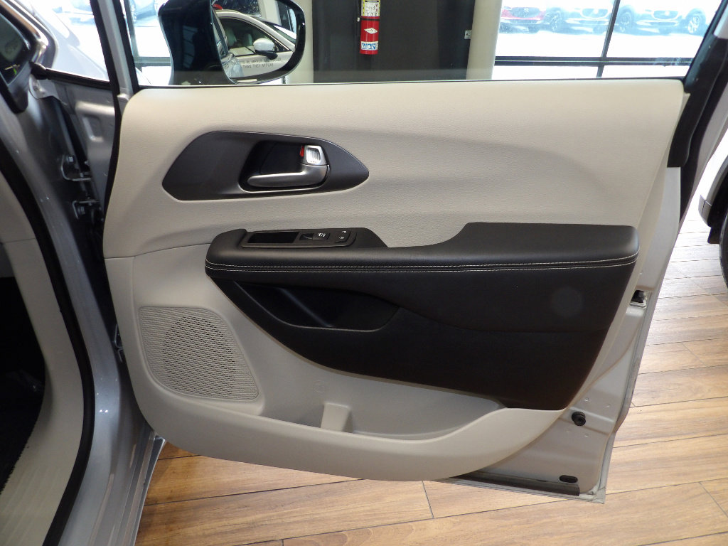 Used 2024 Chrysler Pacifica Touring-L FWD image 12