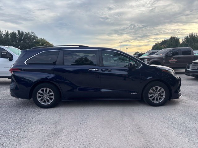 Used 2021 Toyota Sienna XLE w/ XLE Plus Package FWD image 4
