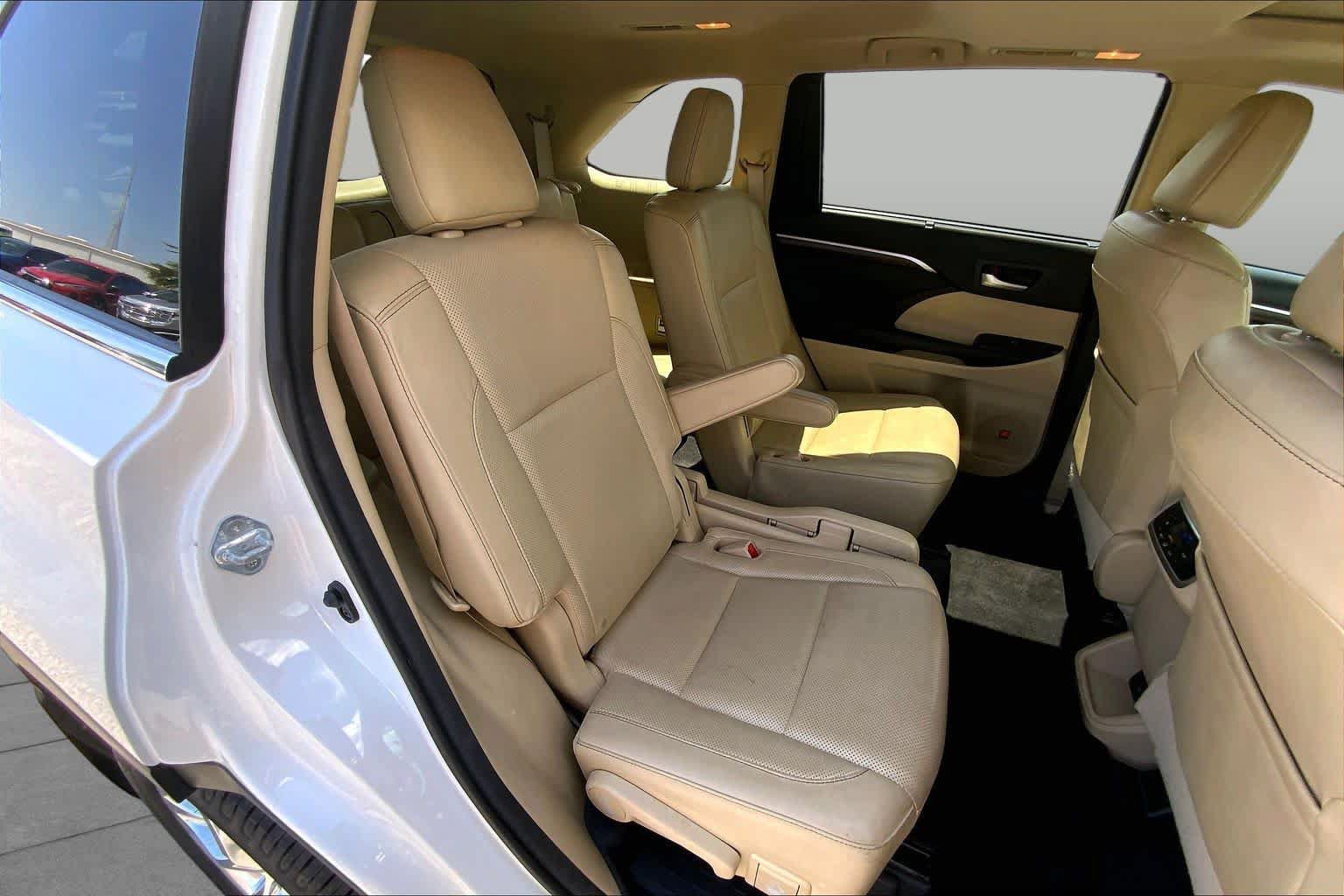 Used 2016 Toyota Highlander Limited w/ Driver Technology Package AWD/4WD image 19
