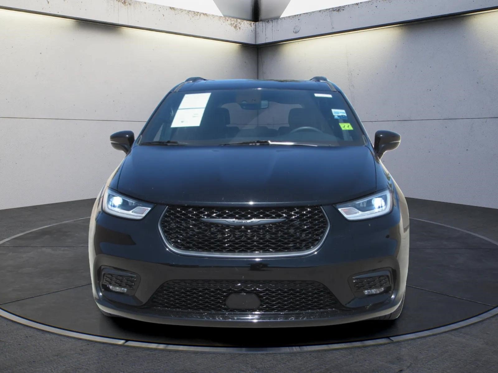 Used 2025 Chrysler Pacifica Limited FWD image 3