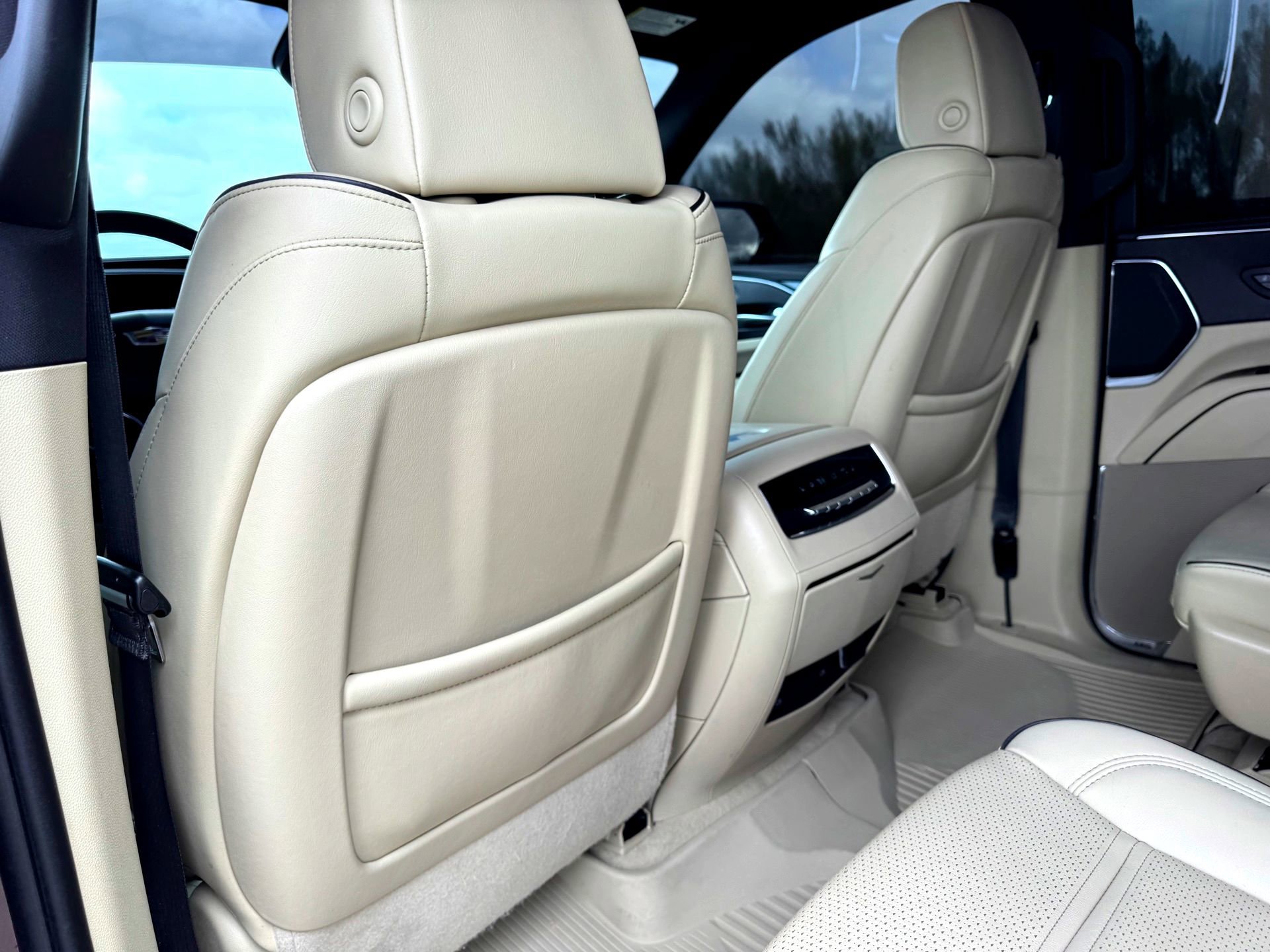 Used 2023 Cadillac Escalade Premium Luxury image 23