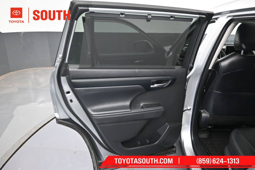 Used 2023 Toyota Highlander XLE AWD/4WD image 28