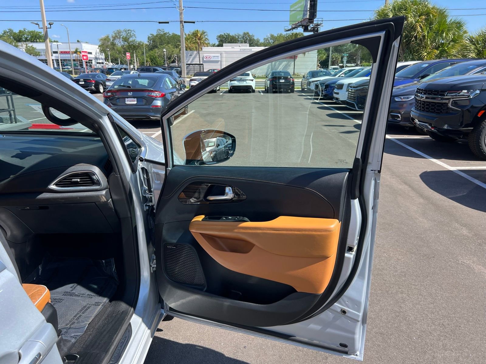 Used 2023 Chrysler Pacifica Pinnacle FWD image 79