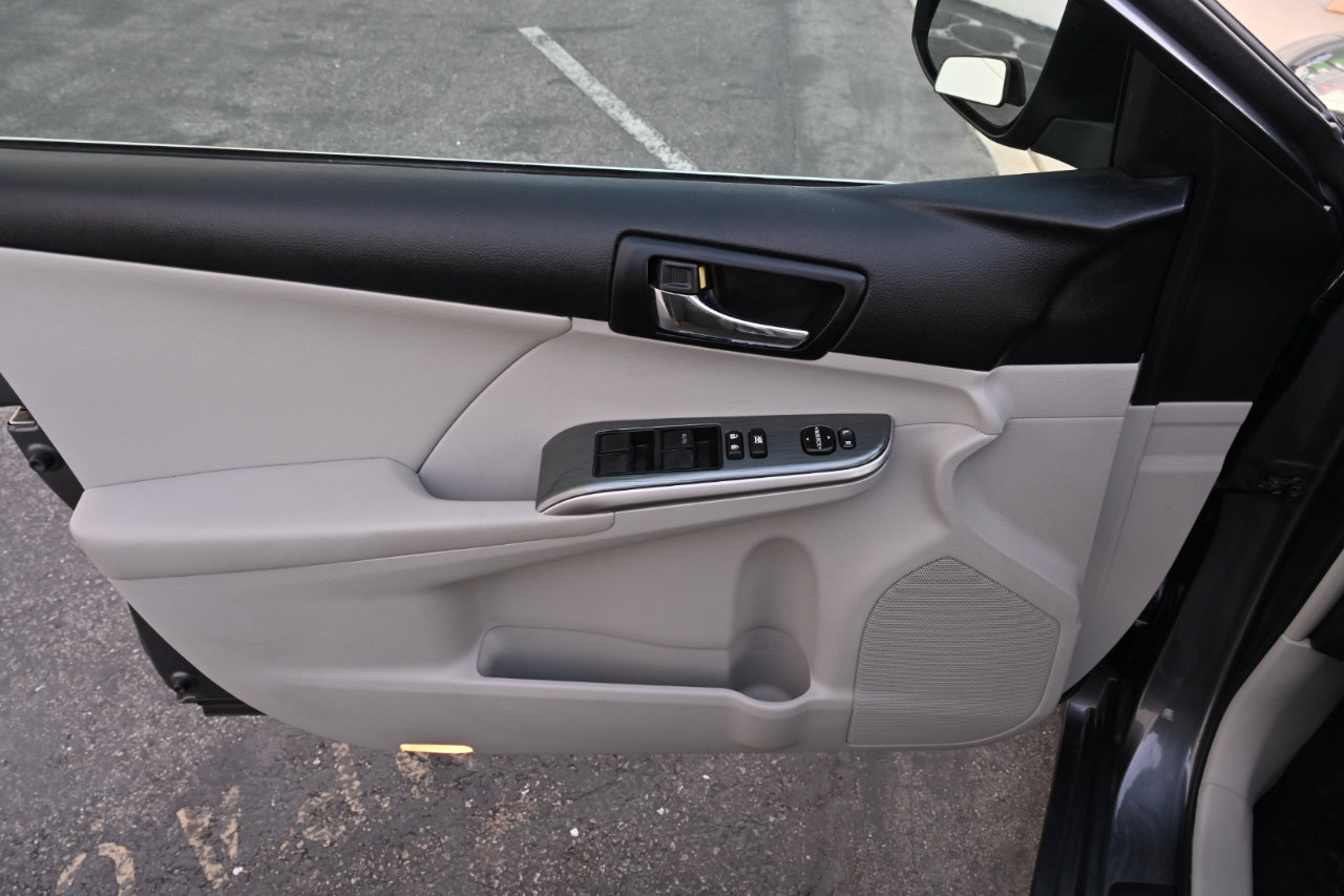 Used 2012 Toyota Camry XLE w/ Leather Pkg image 26