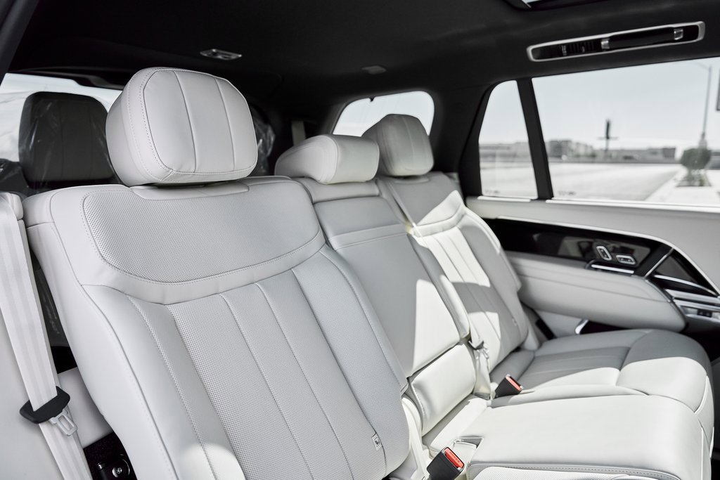 Used 2026 Land Rover Range Rover Long Wheelbase SE image 40