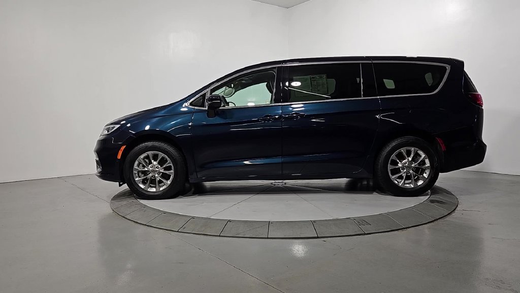 Used 2023 Chrysler Pacifica Touring-L AWD/4WD image 2