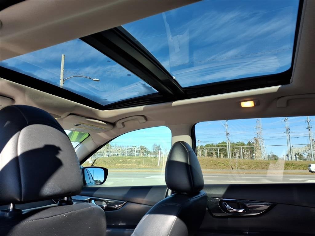 Used 2017 Nissan Rogue SL w/ SL Premium Package image 18