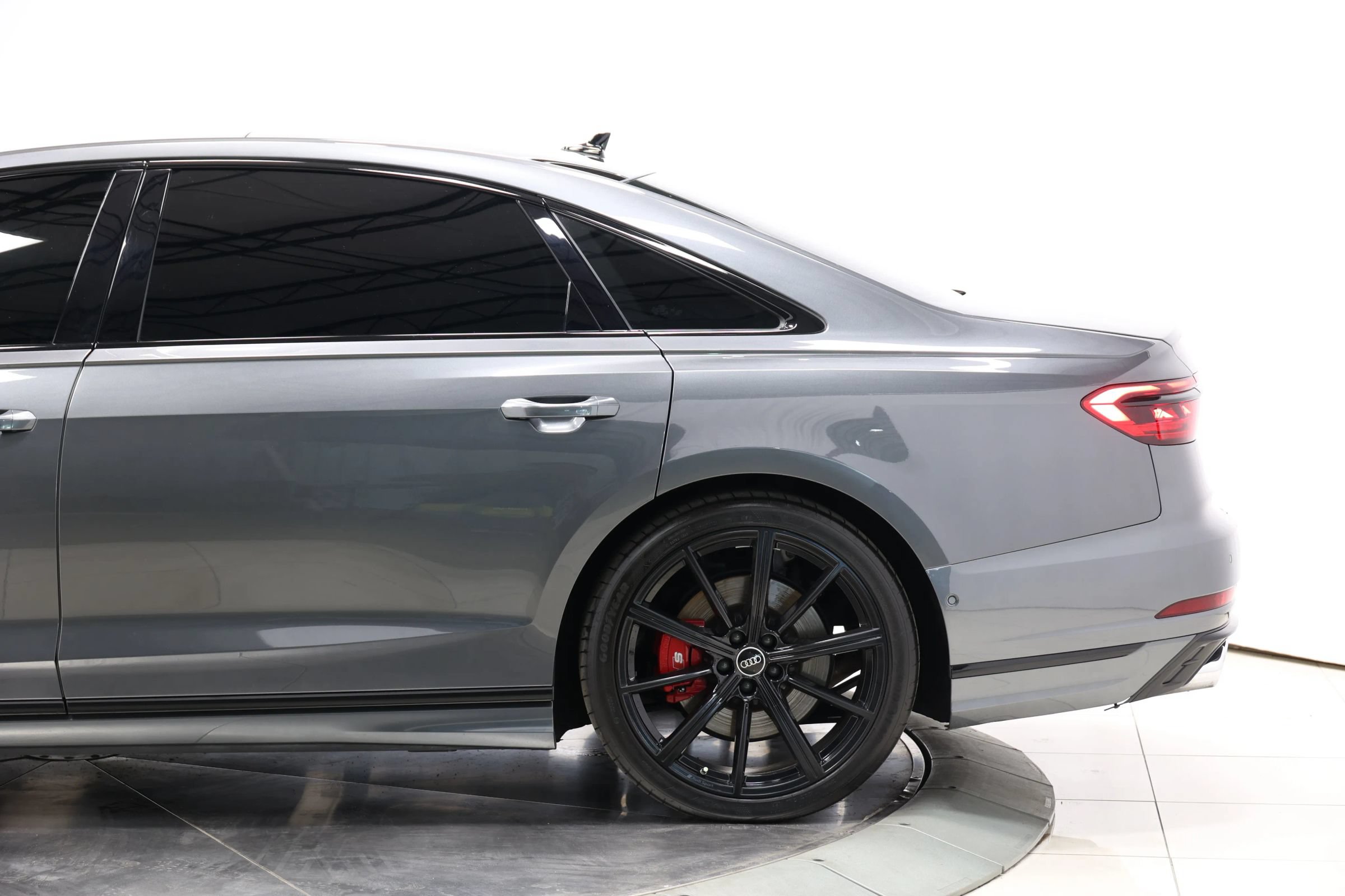 Used 2023 Audi S8 w/ S8 Comfort Plus Package AWD/4WD image 9