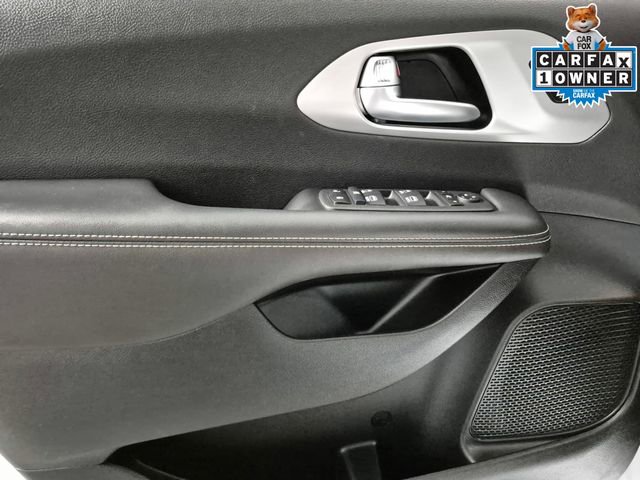 Used 2025 Chrysler Pacifica Limited image 13