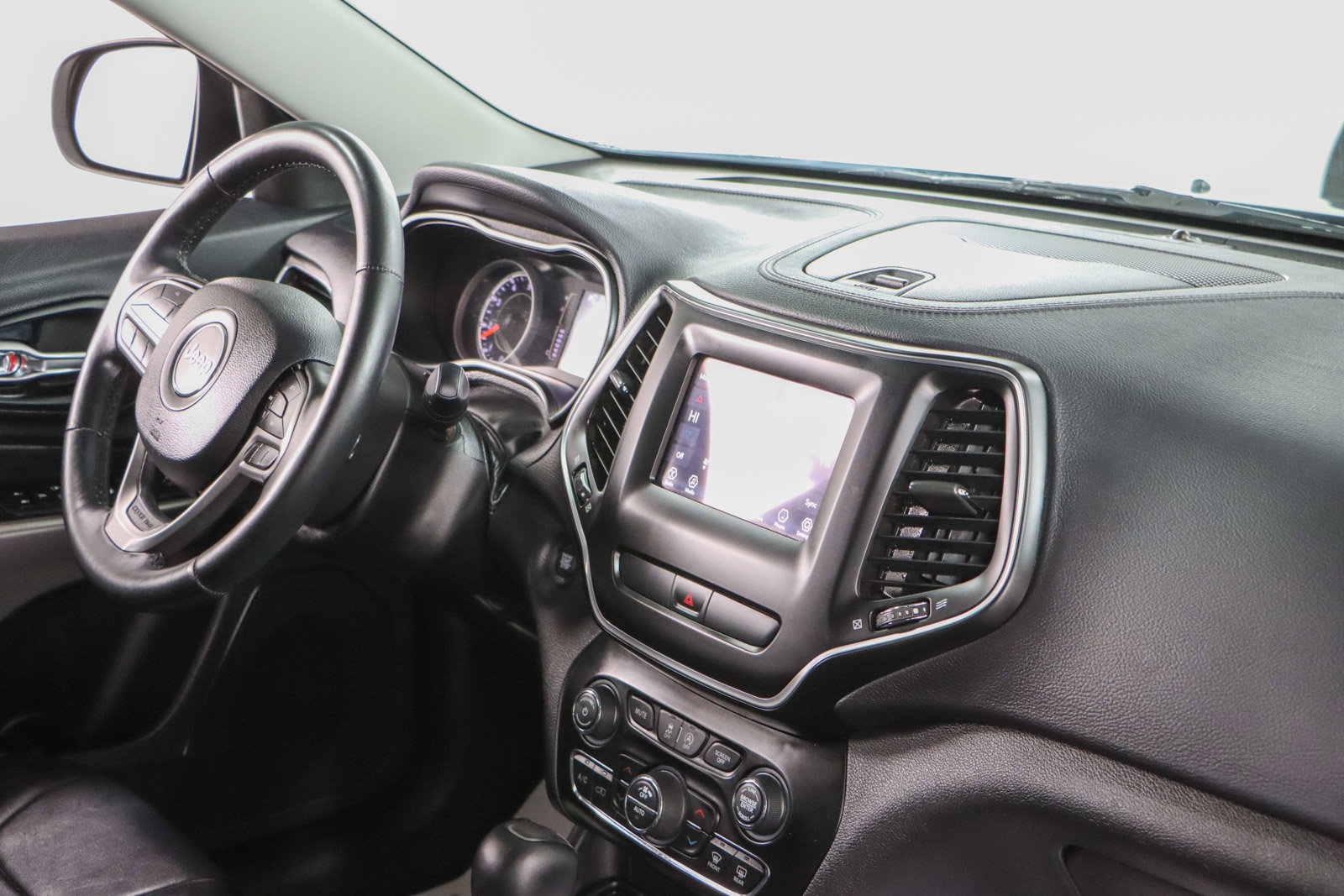 Used 2019 Jeep Cherokee Latitude Plus w/ Comfort/Convenience Group image 25