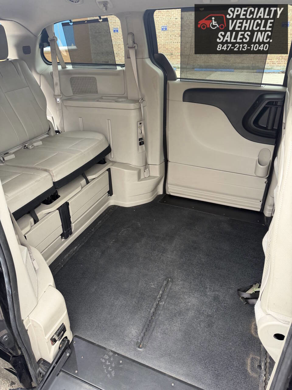 Used 2016 Chrysler Town & Country Touring FWD image 22