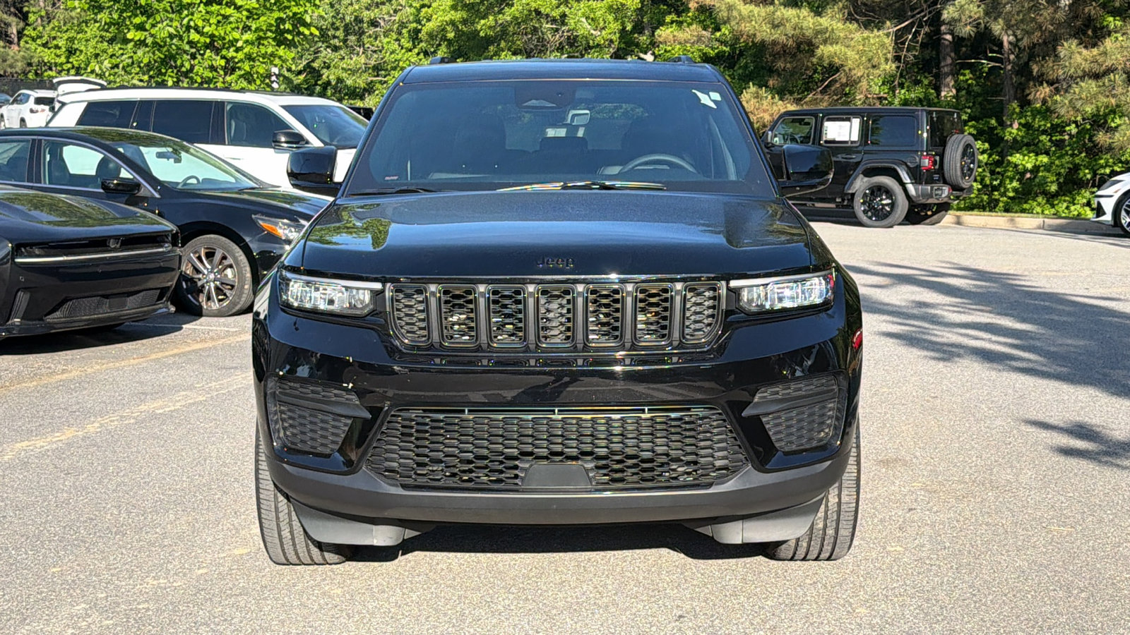 Used 2025 Jeep Grand Cherokee Altitude AWD/4WD image 3