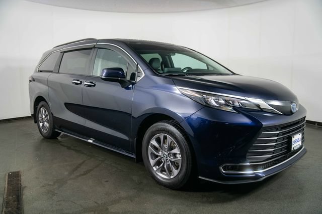 Used 2024 Toyota Sienna XLE FWD image 2