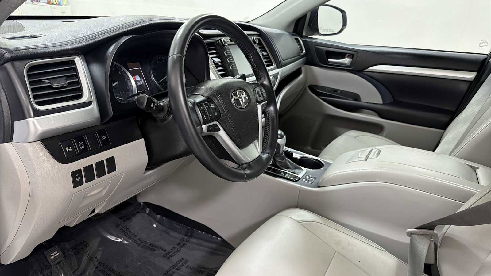 Used 2017 Toyota Highlander XLE image 12