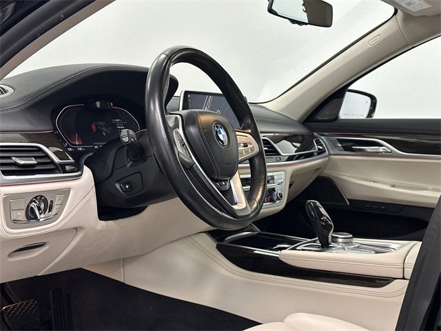 Used 2022 BMW 750i xDrive image 13
