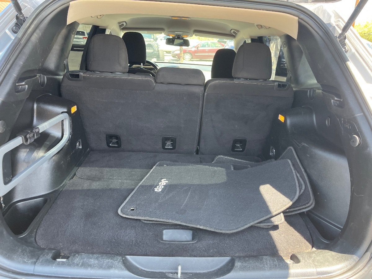 Used 2017 Jeep Cherokee Latitude FWD image 28