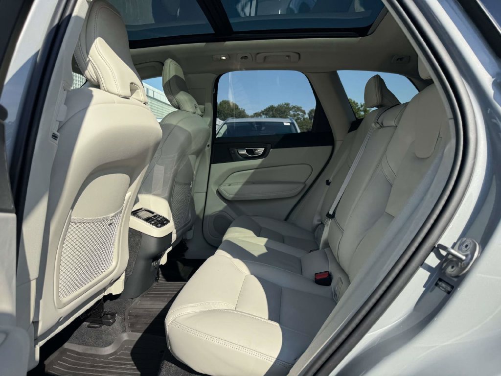 Certified 2025 Volvo XC60 B5 Ultra w/ Protection Package Premier AWD/4WD image 9