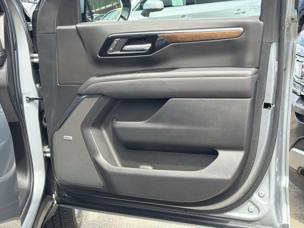 Used 2025 Chevrolet Tahoe High Country AWD/4WD image 30