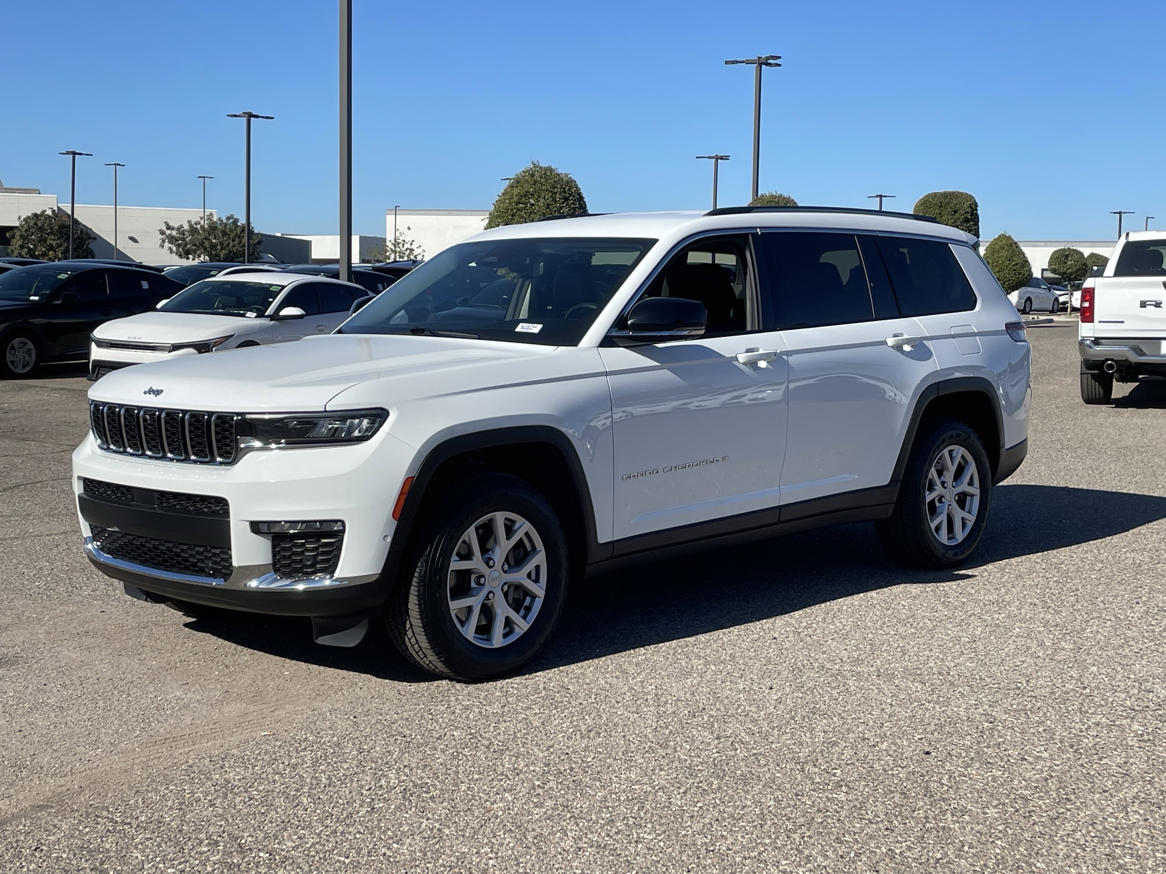 Certified 2022 Jeep Grand Cherokee L Limited w/ Luxury Tech Group II image 2