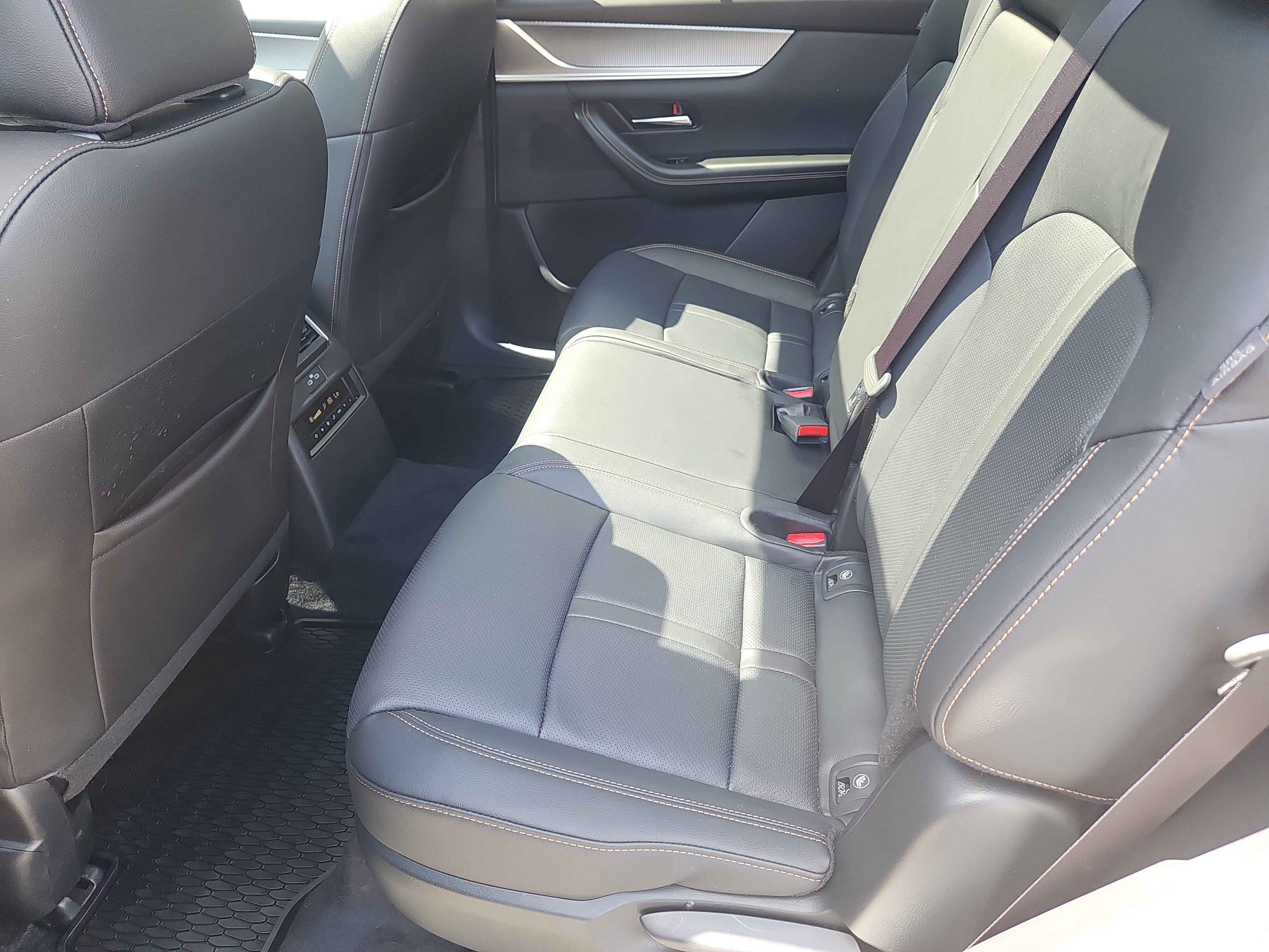 Certified 2025 MAZDA CX-70 Plug-In Hybrid w/ Premium Pkg AWD/4WD image 34