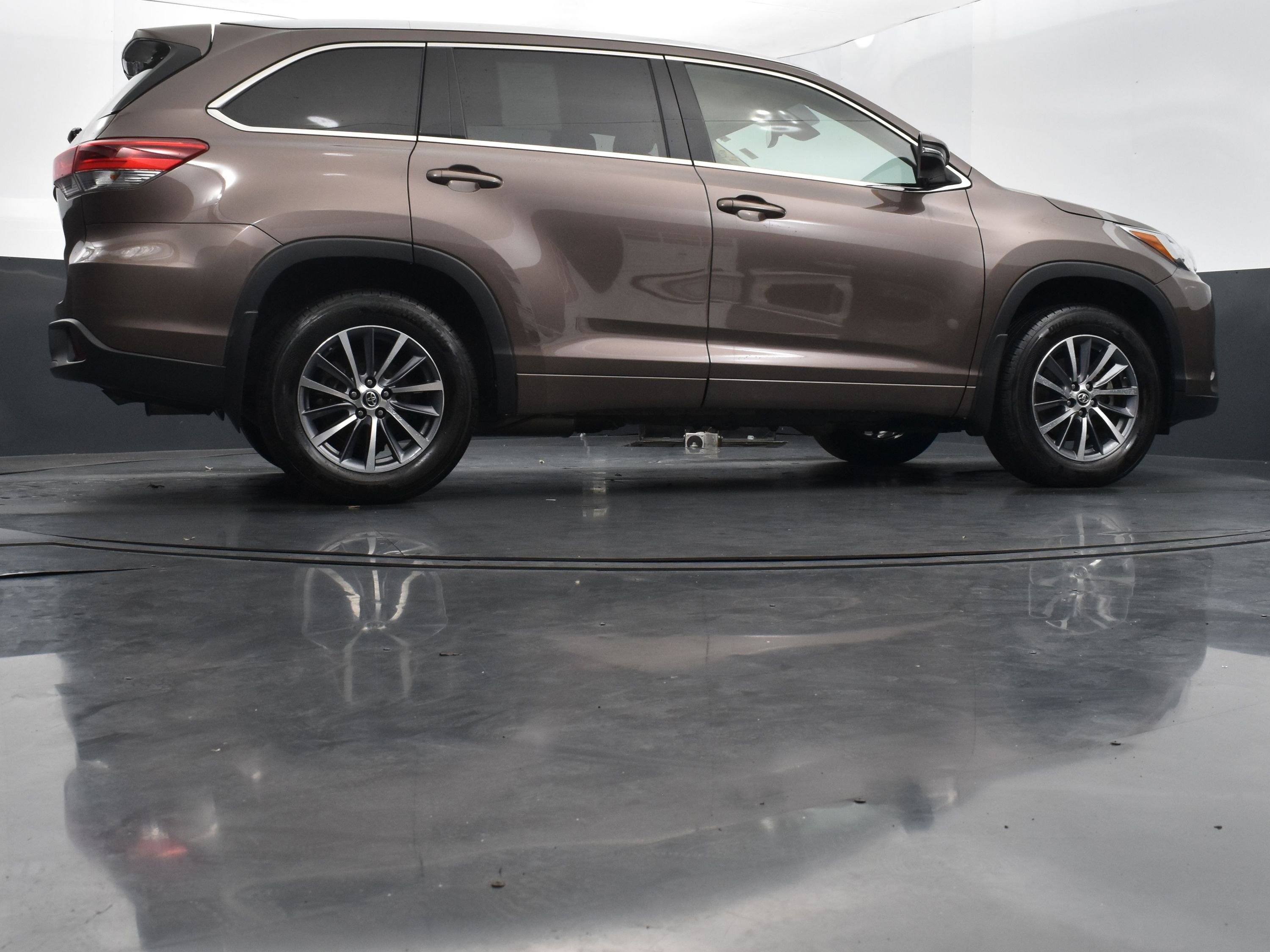 Used 2018 Toyota Highlander XLE image 40