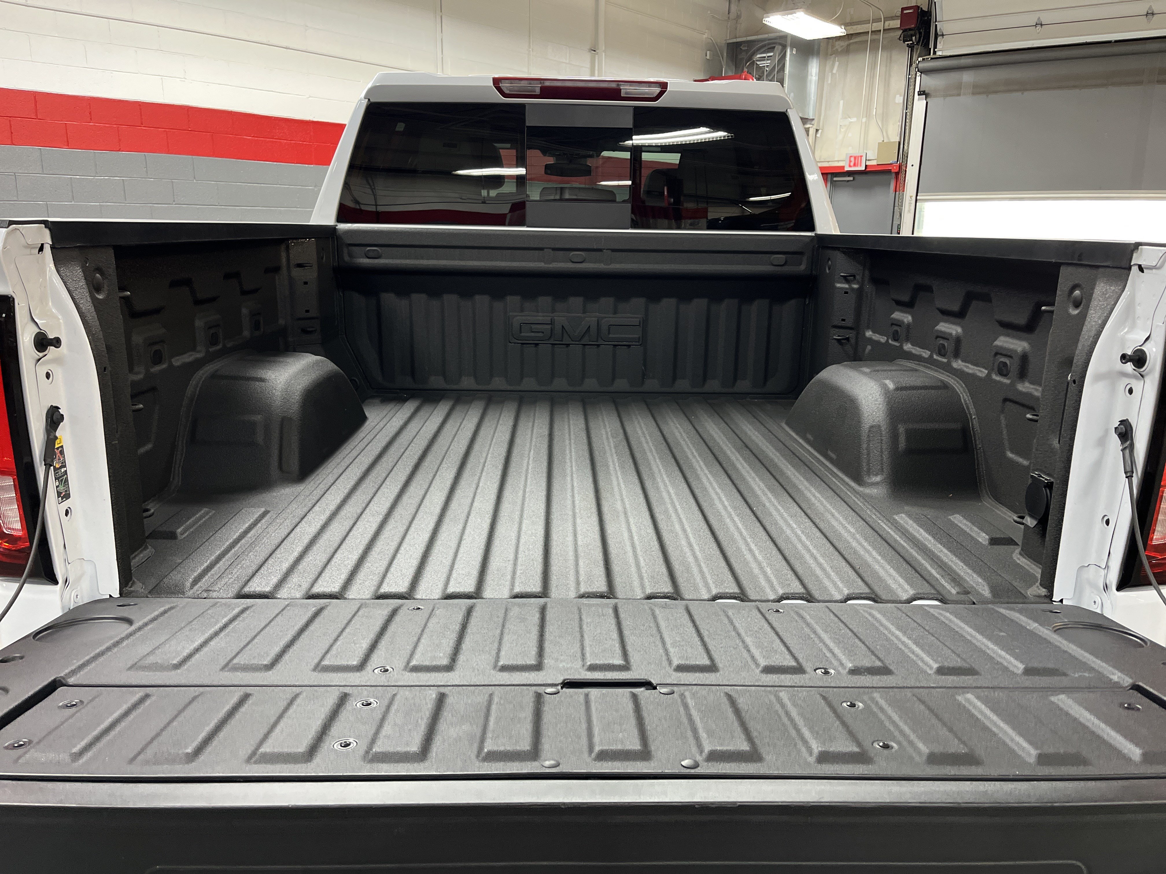 Used 2026 GMC Sierra 1500 SLT w/ SLT Premium Plus Package AWD/4WD image 32