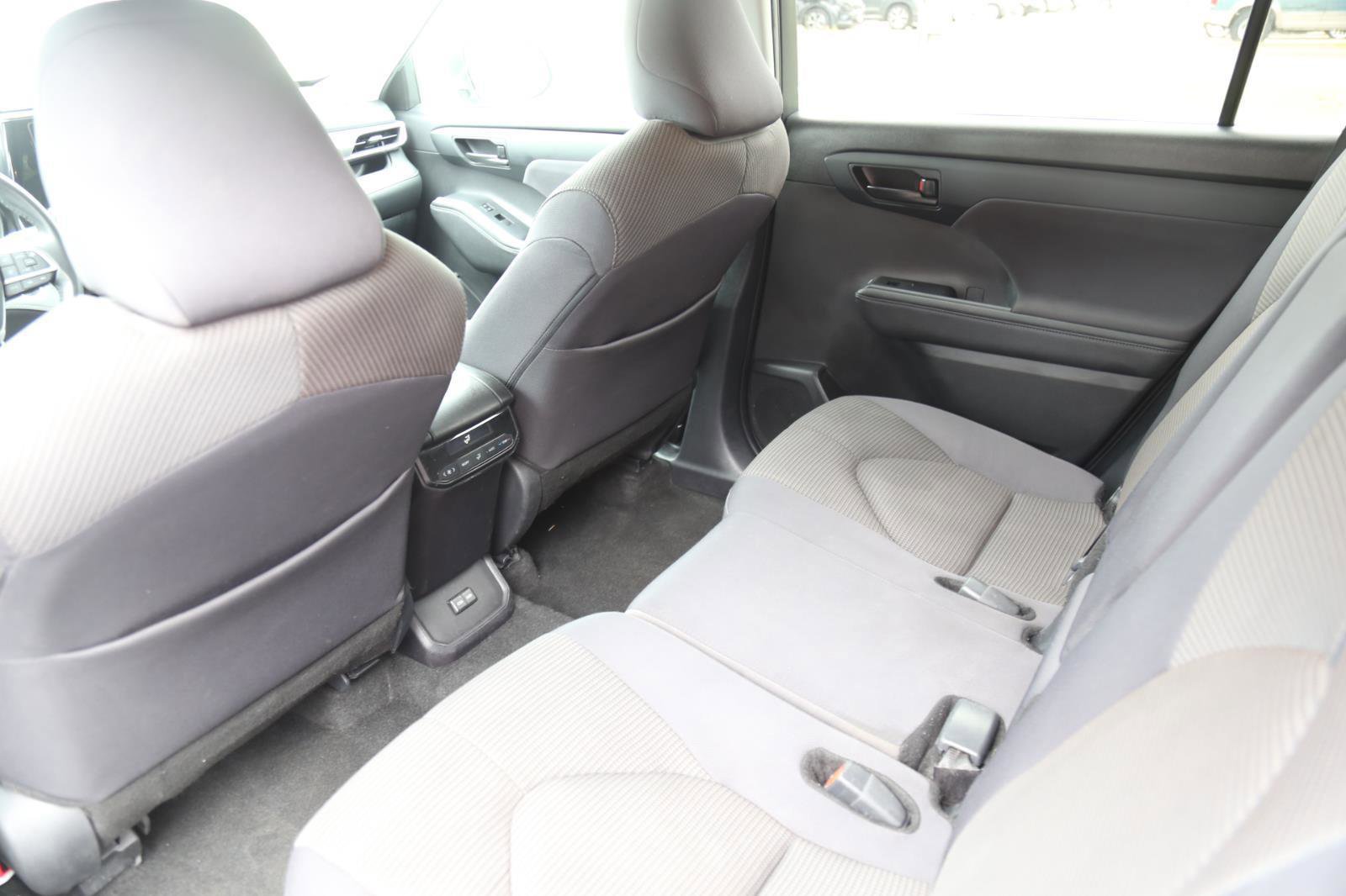Used 2024 Toyota Highlander LE FWD image 19