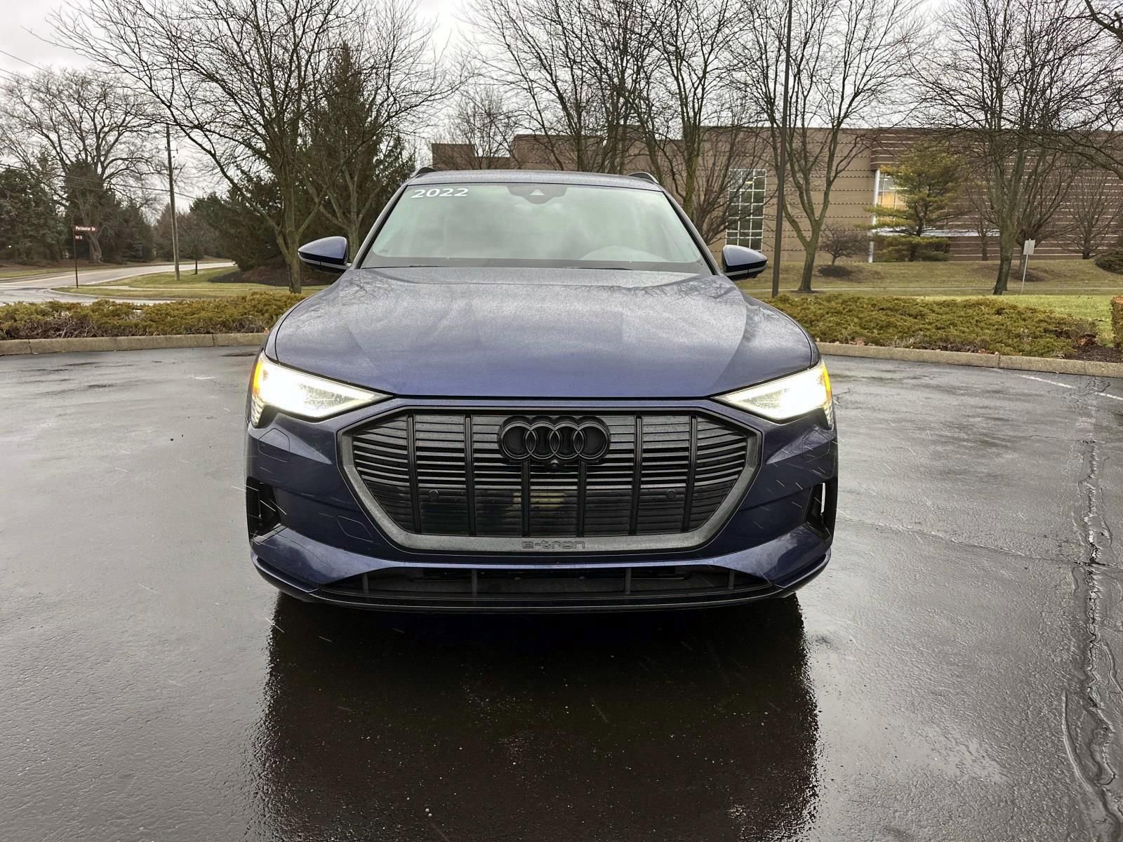 Used 2022 Audi e-tron Premium Plus image 2