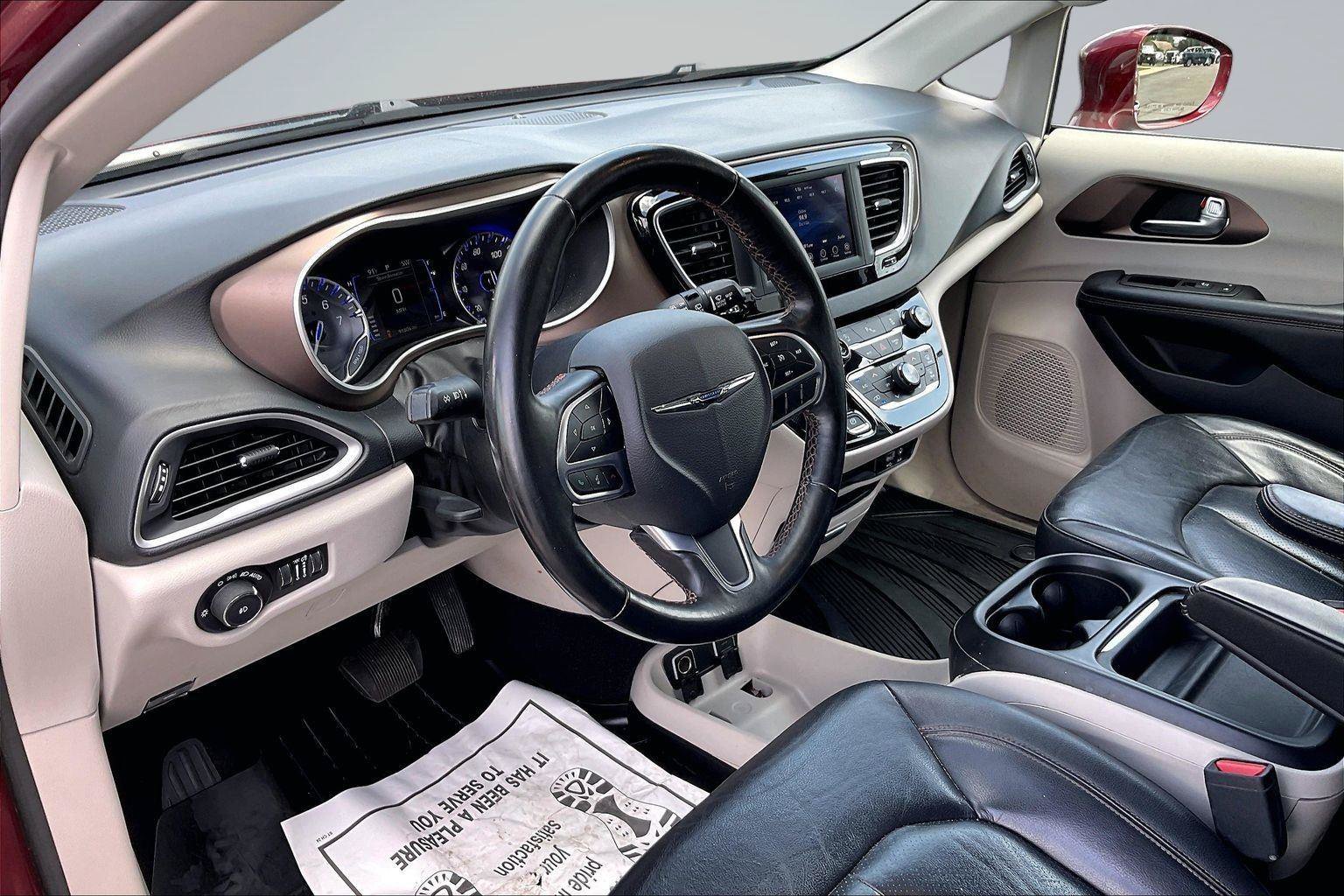 Used 2019 Chrysler Pacifica Touring-L w/ Tire & Wheel Group FWD image 14