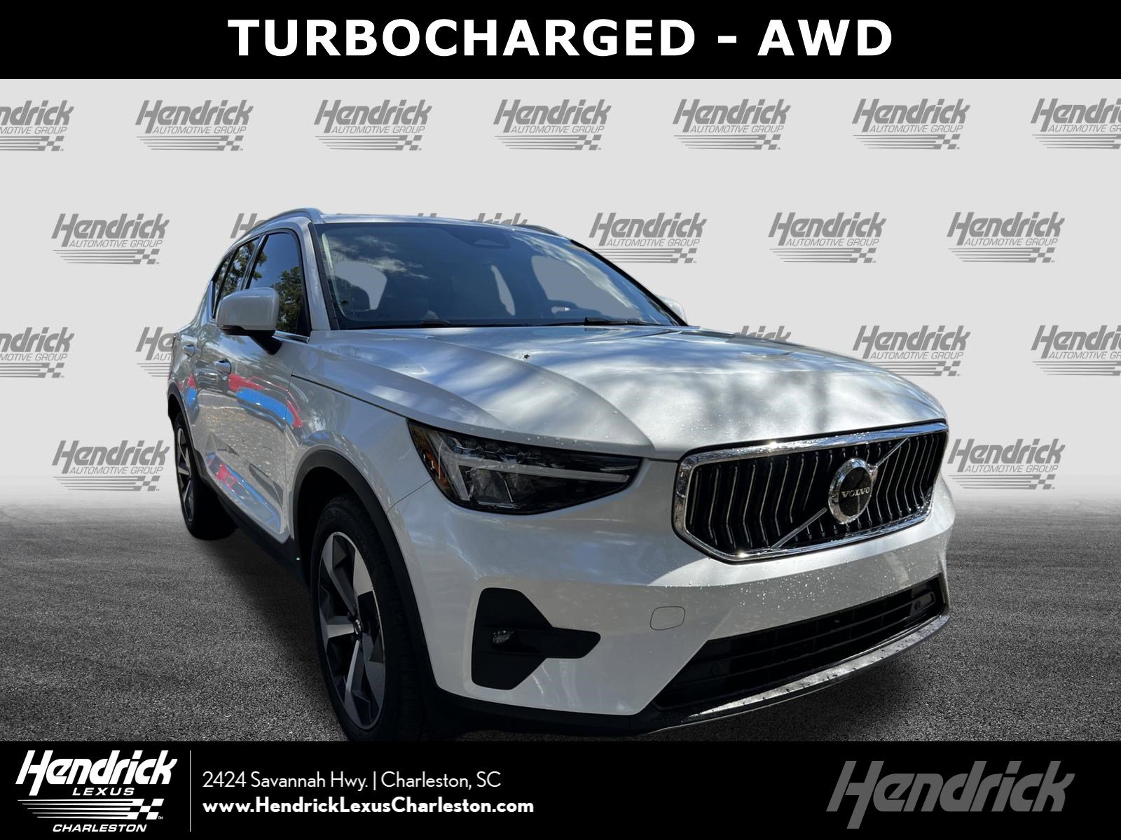 Used 2023 Volvo XC40 B5 Plus image 1