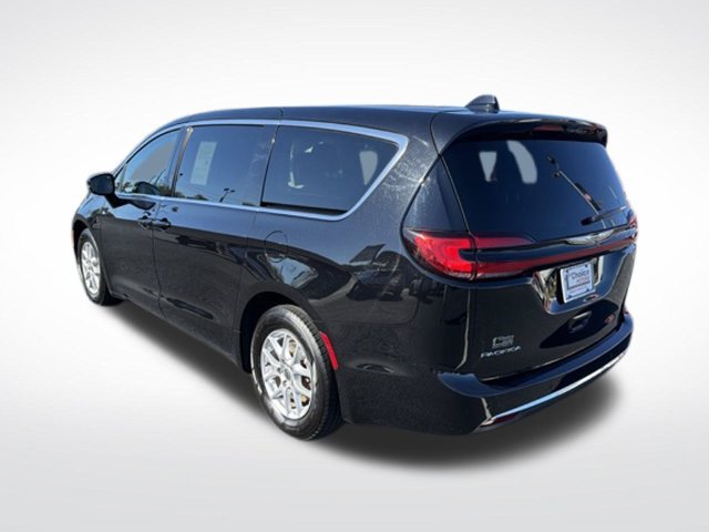 Used 2024 Chrysler Pacifica Touring-L FWD image 4