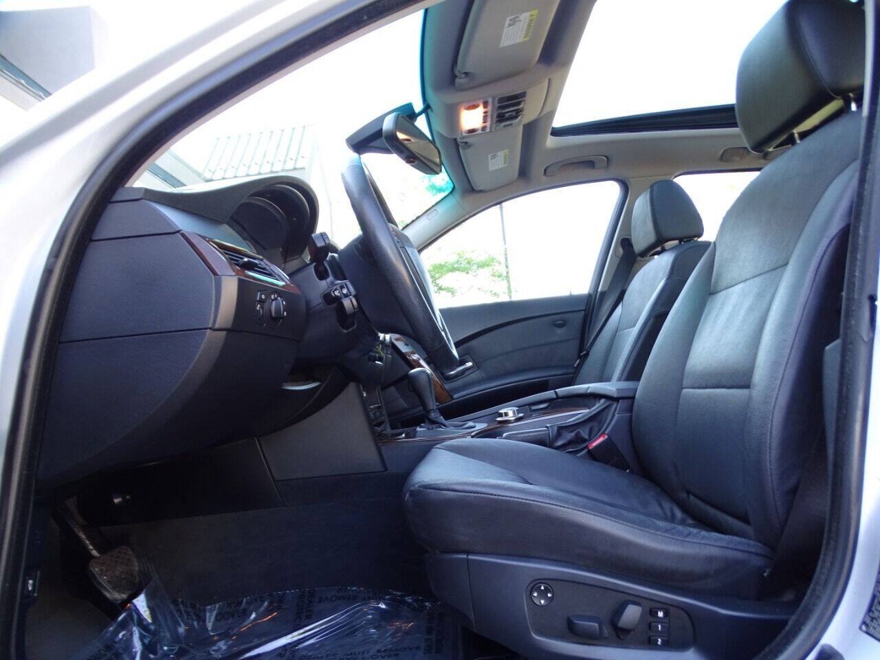 Used 2007 BMW 530xi Wagon AWD/4WD image 32