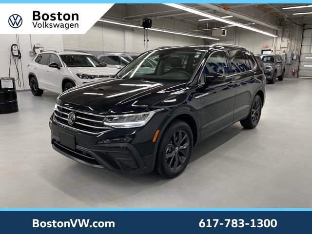 Used 2024 Volkswagen Tiguan SE w/ Panoramic Sunroof Package image 1