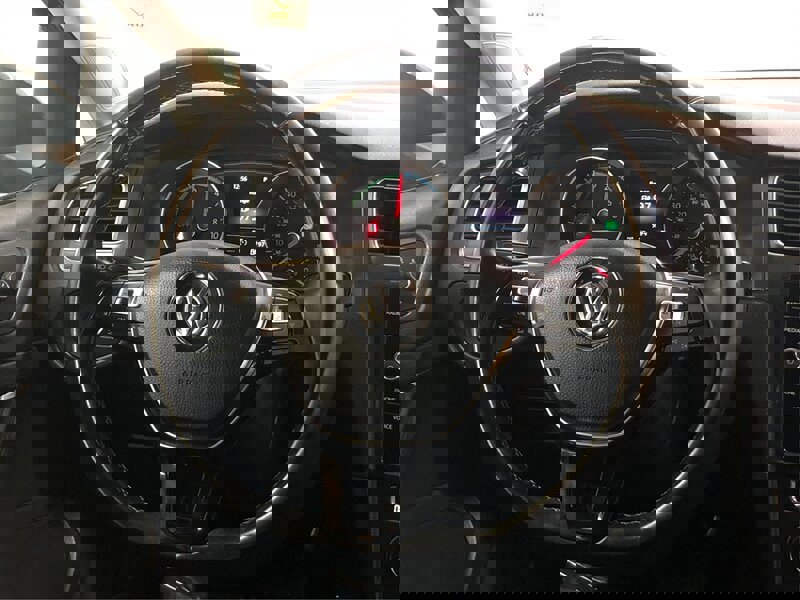 Used 2017 Volkswagen e-Golf SE w/ DC Fast Charging Package image 15