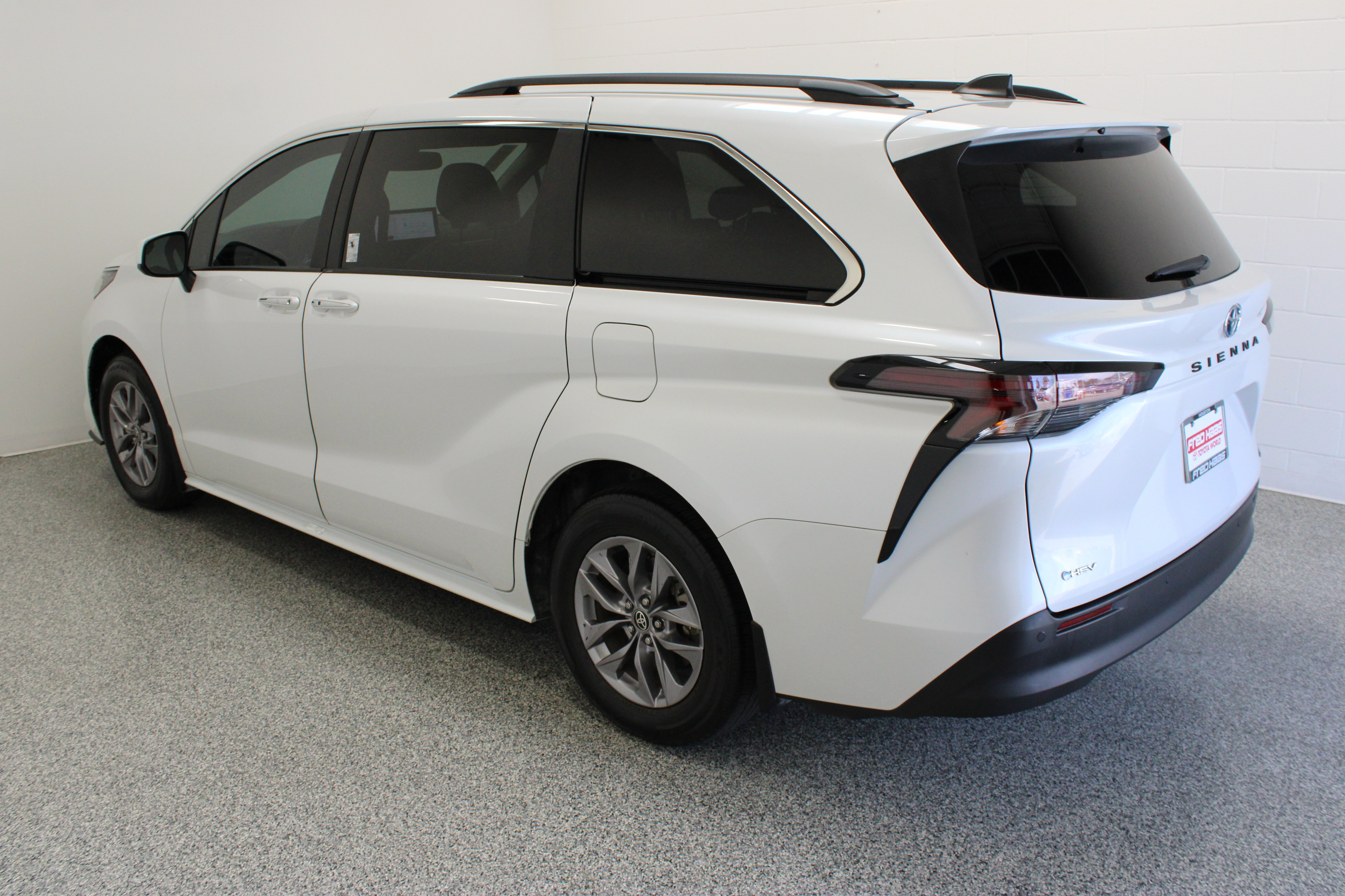 Used 2025 Toyota Sienna XLE FWD image 9