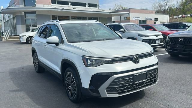 Used 2025 Volkswagen Taos SE FWD image 4