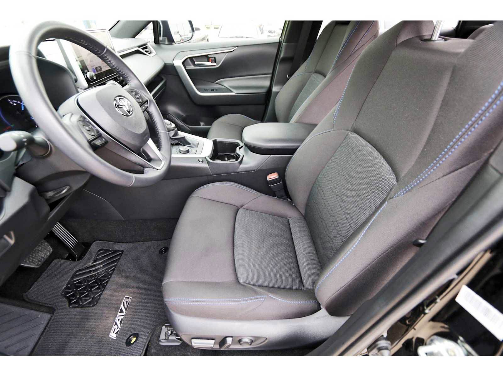 Used 2024 Toyota RAV4 SE image 11