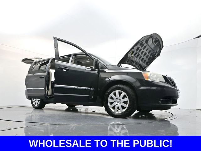 Used 2014 Chrysler Town & Country Touring image 34